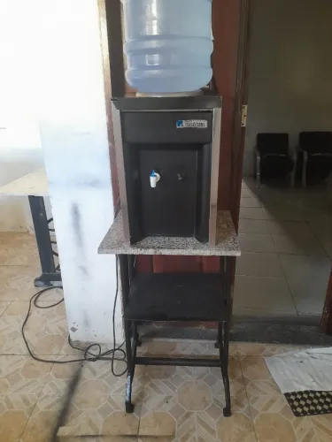 Bebedouro completo com mesa de base de granito
