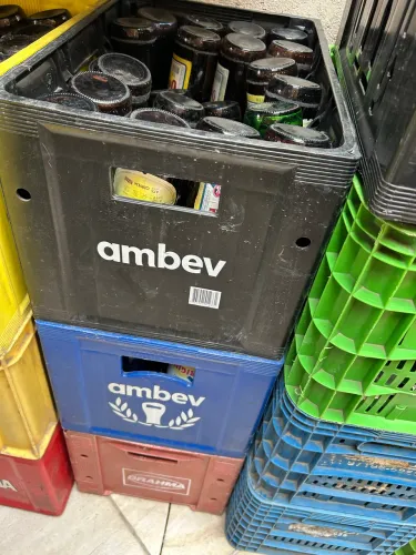 Caixa de cerveja com engradados