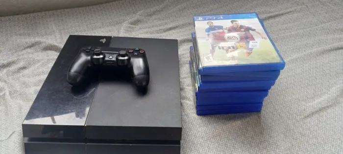 ps4 fat, desbloqueado por gold hen. 1 controle, 11 jogos. videogame em bom estado!!