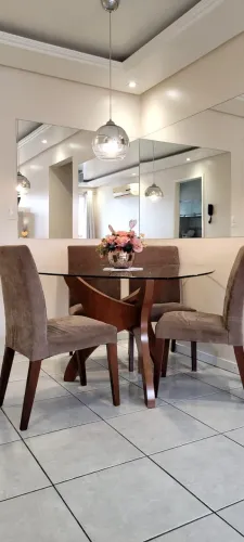 Mesa de Vidro Elegante para 6 cadeiras em excelente estado - com 4 cadeiras de brinde.