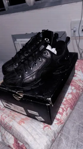 Tênis Oakley Flak 1.3 - Tamanho 40 - usado.