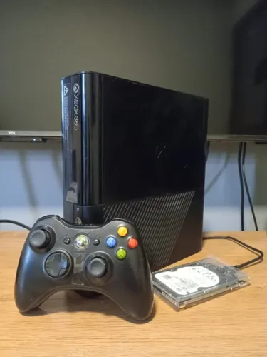 Xbox 360 Super Slim, Desbloqueado. HD de 250 GB e controle original