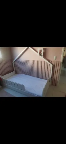 Cama montessoriana infantil com colchão