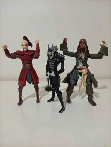 Combo Action Figures Originais: Zuko, Batman Que Ri e Capitão Jack Sparrow ?