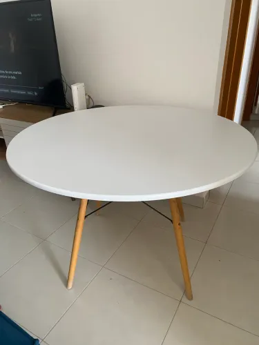 Mesa Eames 1,10m com 4 cadeiras