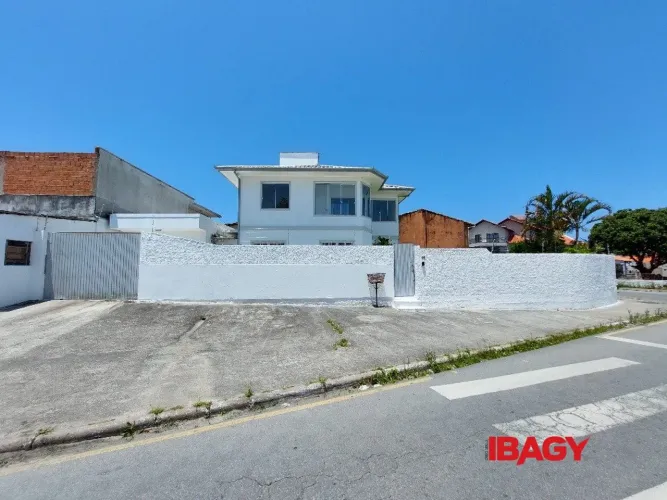 Excelente Casa 4 dormitório(s) em Ponte do Imaruim - Palhoça
