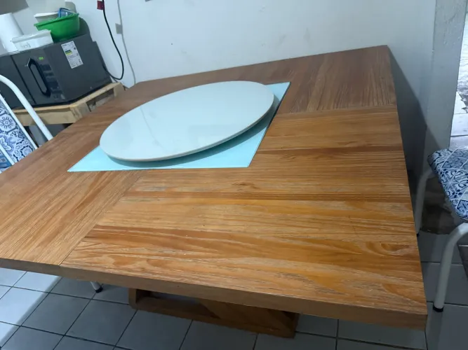 Mesa de jantar em madeira com giratório