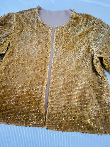 Casaco em paetês dourado  