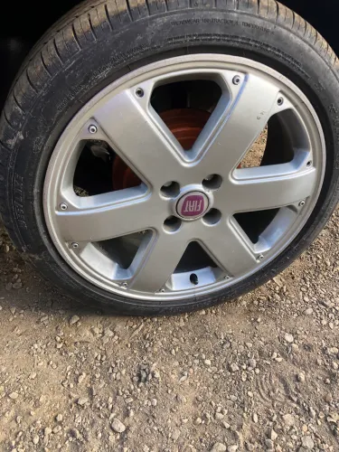 Vendo Ródão aro 17 com 4 pneus novos
