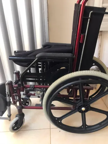 Vende-se cadeira de banho e roda
