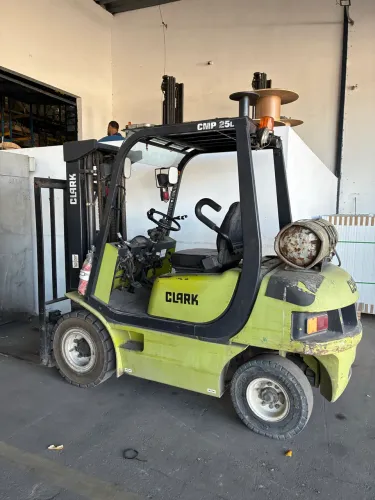 EMPILHADEIRA A GAS 2,5 TON