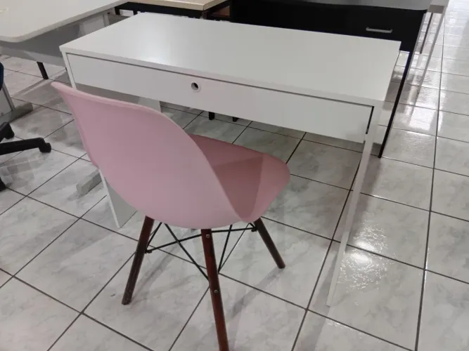 Mesa branca 90cm e cadeira estofada 