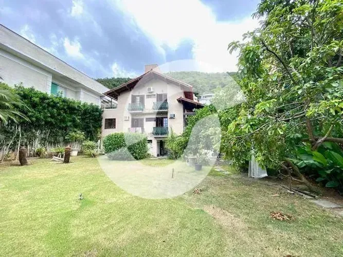 Casa em condomínio em terreno plano, 3 quartos com 3 suítes, campo de futebol