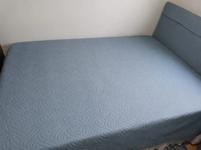 Vende-se cama viúva com baú. Altura: 64cm, largura: 1,32cm, comprimento: 1,91cm.