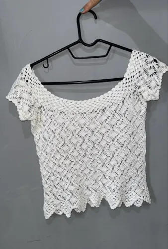 blusa cropped branca feita em crochê