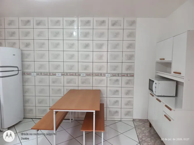 Quarto individual com cozinha, banheiro e lavanderia comuns compartilhados.