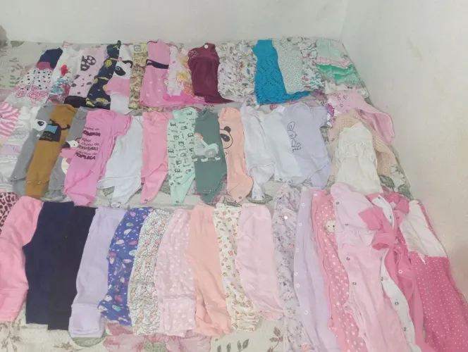 Desapego de 51 roupinhas de bebê menina, todas bem conservadas, sem manchas e sem rasgos.<br>