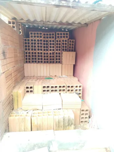 Saco de 20 kg de pedra e areia e tijolos