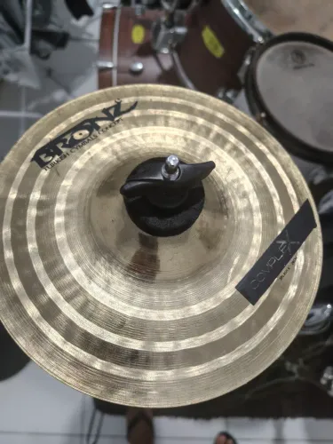 Pratos de bateria e percussão