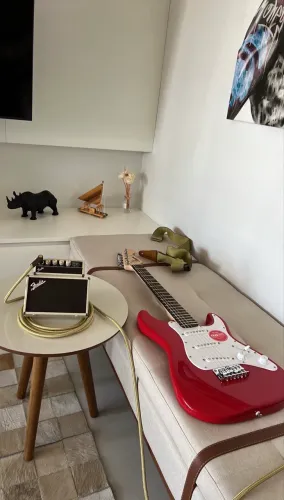 Squier Mini Stratocaster V2 by Fender + Mini Amplificador Fender - Excelente Estado