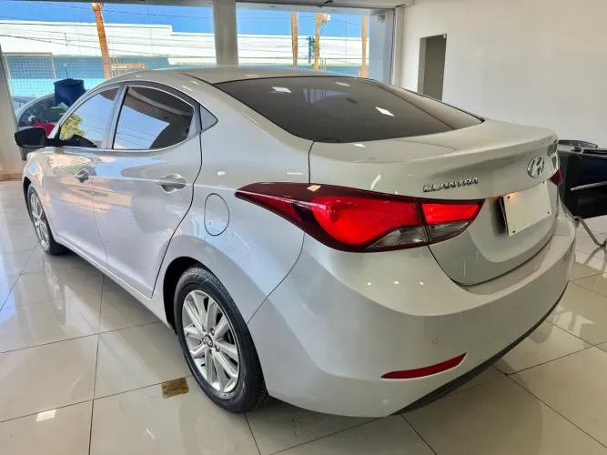 Hyundai Elantra GLS 2.0 16V Flex Aut. 2015