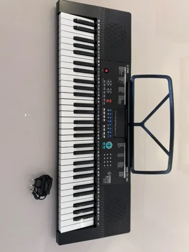 Teclado Musical Iniciante Spring New TC-161 61 Teclas Com Fonte E Suporte Partitura