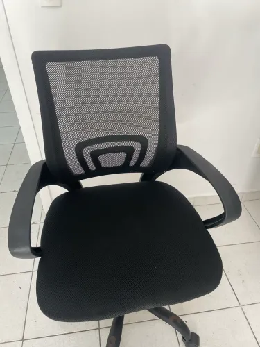 VENDO COM URGÊNCIA! Cadeira de Escritório Giratória com Braços e Regulagem de Altura