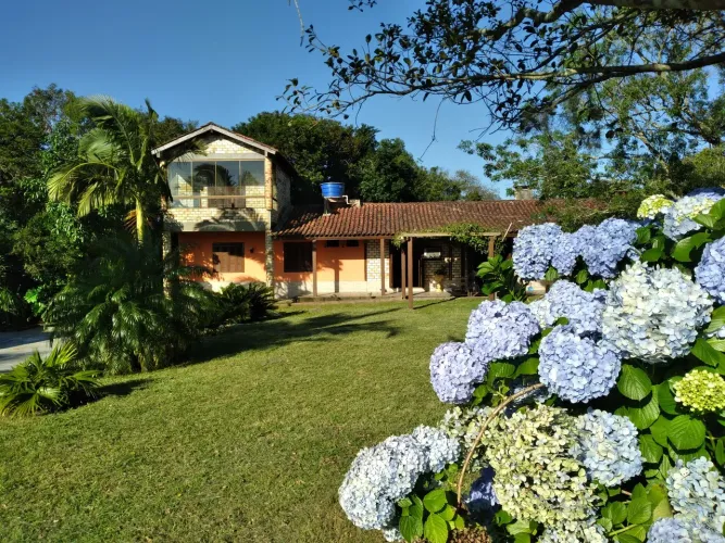 Sitio no pomar da lagoa em águas clara 