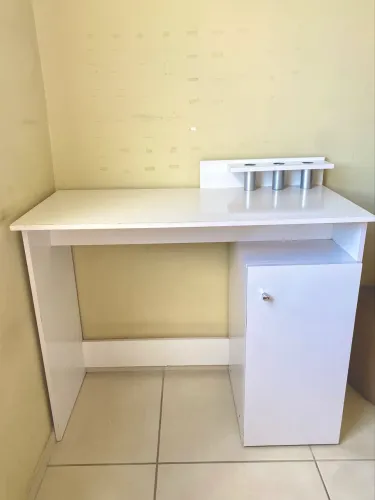 Escrivaninha com armário