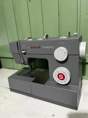 Singer Facilita Pro 4423 - Pouquíssimo Uso + Todos os Acessórios
