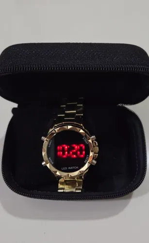 Vendo relógio digital dourado