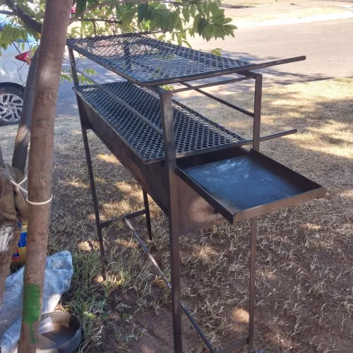 Vendo churrasqueira em perfeito condições. Valor 450 zap *