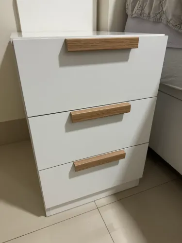 Par de Mesas de Cabeceira Jade - 3 gavetas | PRA VENDER