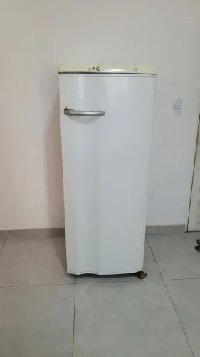 Vende-se Geladeira em ótimo estado de conservação valor - 300$