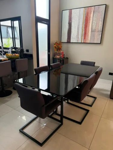 Vendo Conjunto de Mesa e Cadeiras