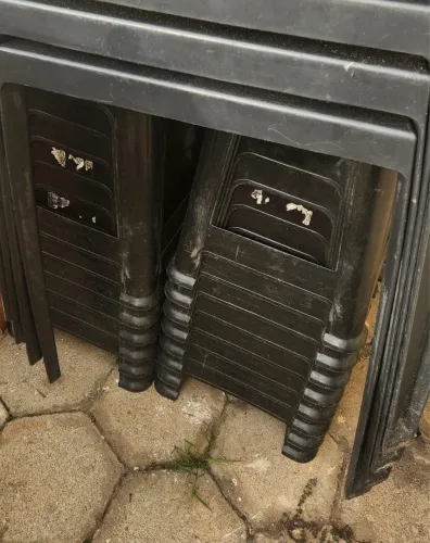 Vendo 3 mesas com 12 banquetas para fazer lanche ali mostras 4 mesas mais serão só três