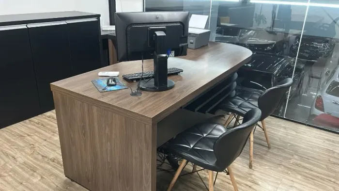 Escritório Executivo Completo Mesas, Cadeiras, Armários, Computadores, Ar Condicionado