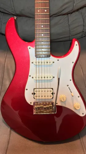 Guitarra Yamaha pacífica + case
