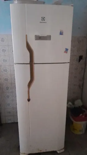 VENDO GELADEIRA SÓ FUNCIONANDO O CONGELADOR.