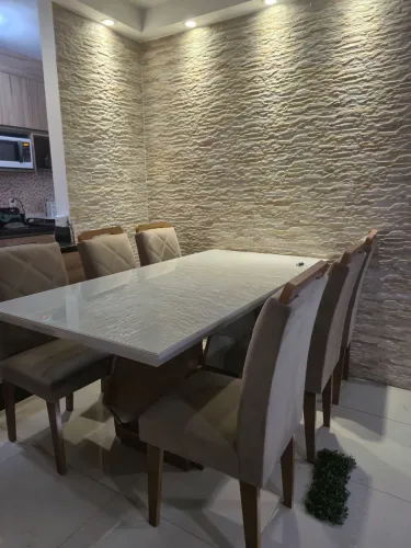 MESA EM ÓTIMO ESTADO, TAMPO DE VIDRO, 6 CADEIRAS ESTOFADAS, MARCA MADERA&MADERA