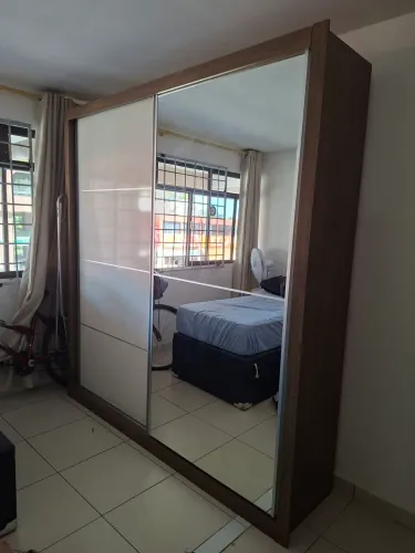 Guarda-roupa de porta de correr com espelho