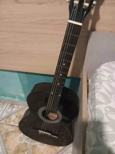 Violão usado, com detalhes