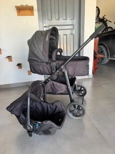 Carrinho de bebê + bebê conforto