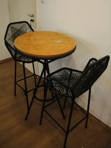Mesa Alta com 2 Cadeiras Altas