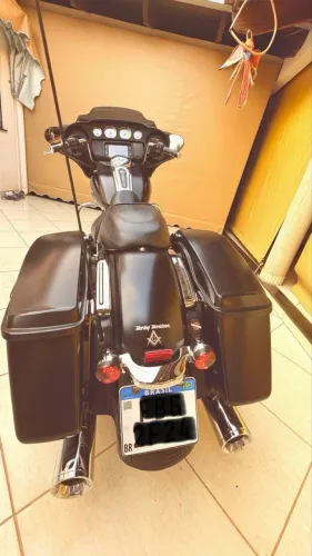Vendo Stret Glide 2018 preta fosco super conservada com vários acessórios