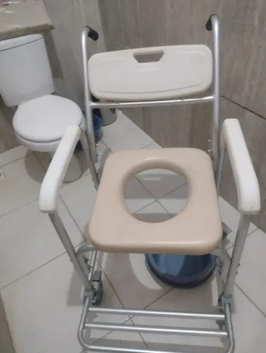 Cadeira de Banho em Alumínio com Rodas Semi Nova