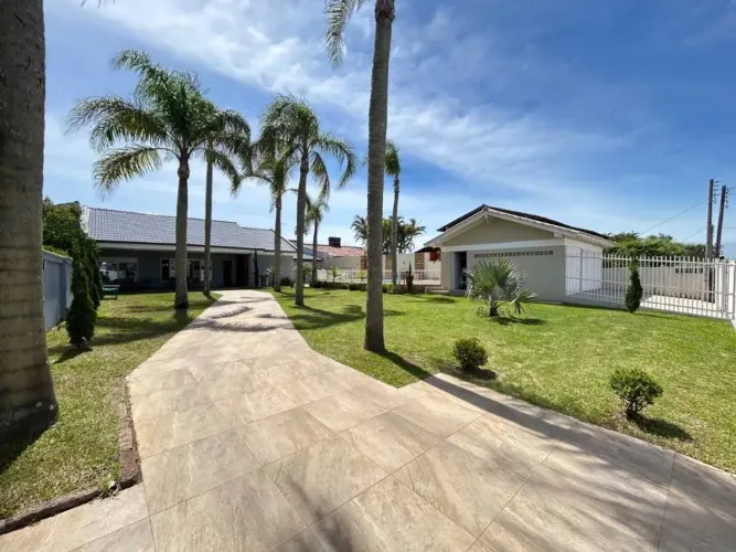 Casa térrea em atlantida, xangri-lá, próxima do mar, 4 suítes, piscina, terreno de 707m2.