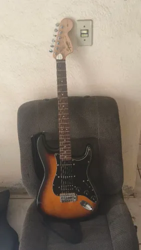 Guitarra + amplificador + 2 violões + 4 pedais + 6 cabos