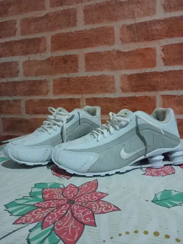 Tênis Nike Shox R4 branco unissex