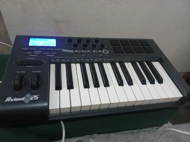 Controlador MIDI M-Audio Axiom 25 - 25 Teclas + Pads + Knobs